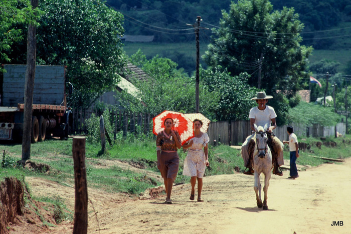 AÑO 1984 - COLOR - VIDA CAMPESINA EN PARAGUAY (JOSÉ MARÍA BLANCH)